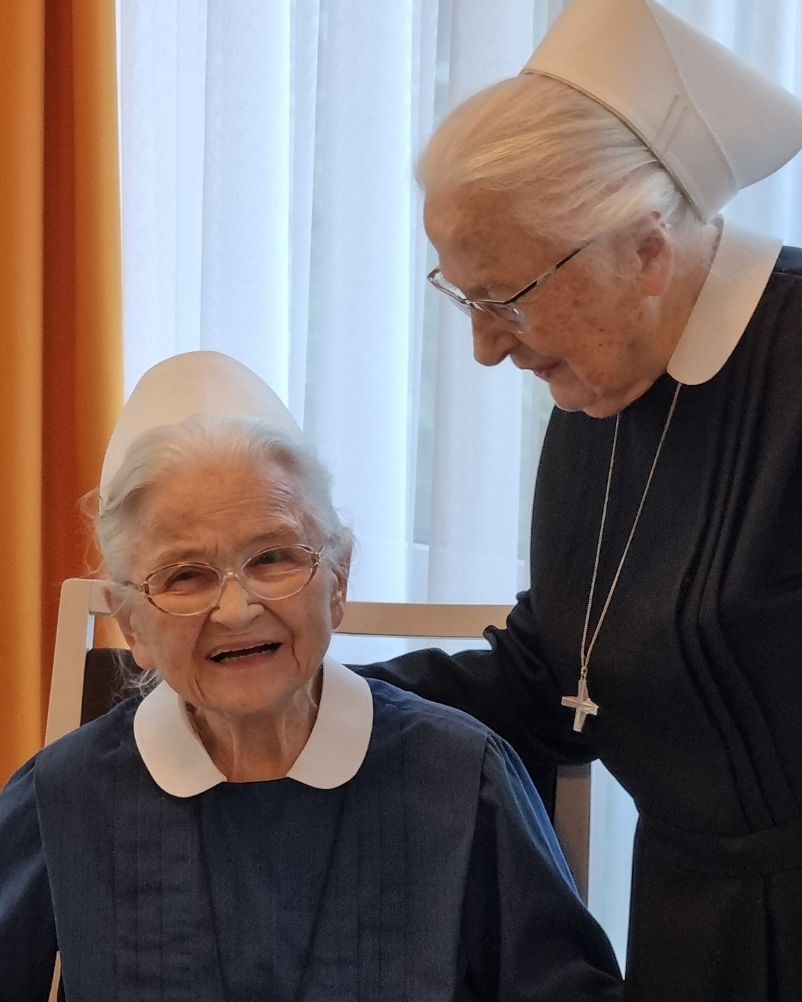 sr. erika 100. geburtstag portrait mit sr. ursula an der seite