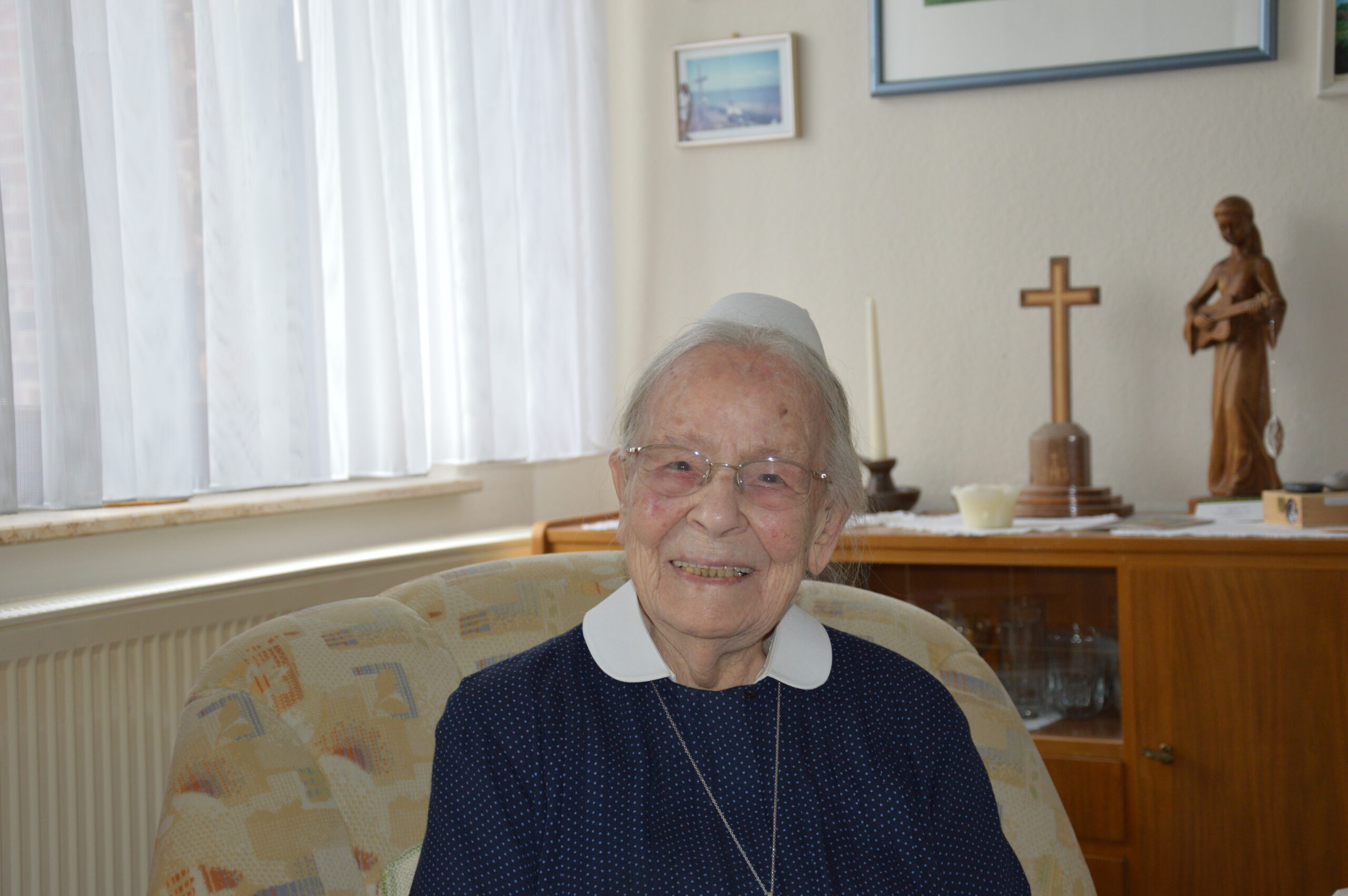 Sr. Anneliese lacht in die Kamera zum 100. Geburtstag